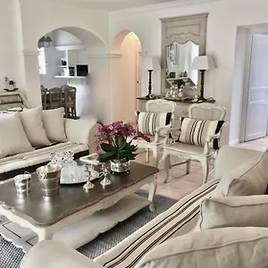 Lodge De, Grimaud
